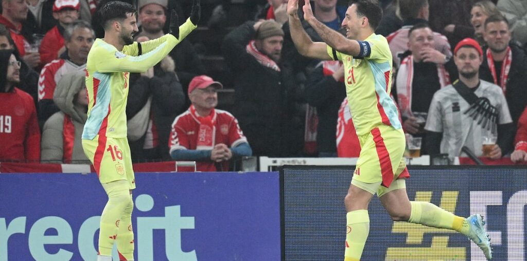 Mikel Oyarzabal (d) de España celebra el primer gol de su equipo con su compañero Alex Baena durante el partido de la UEFA Nations League este viernes.