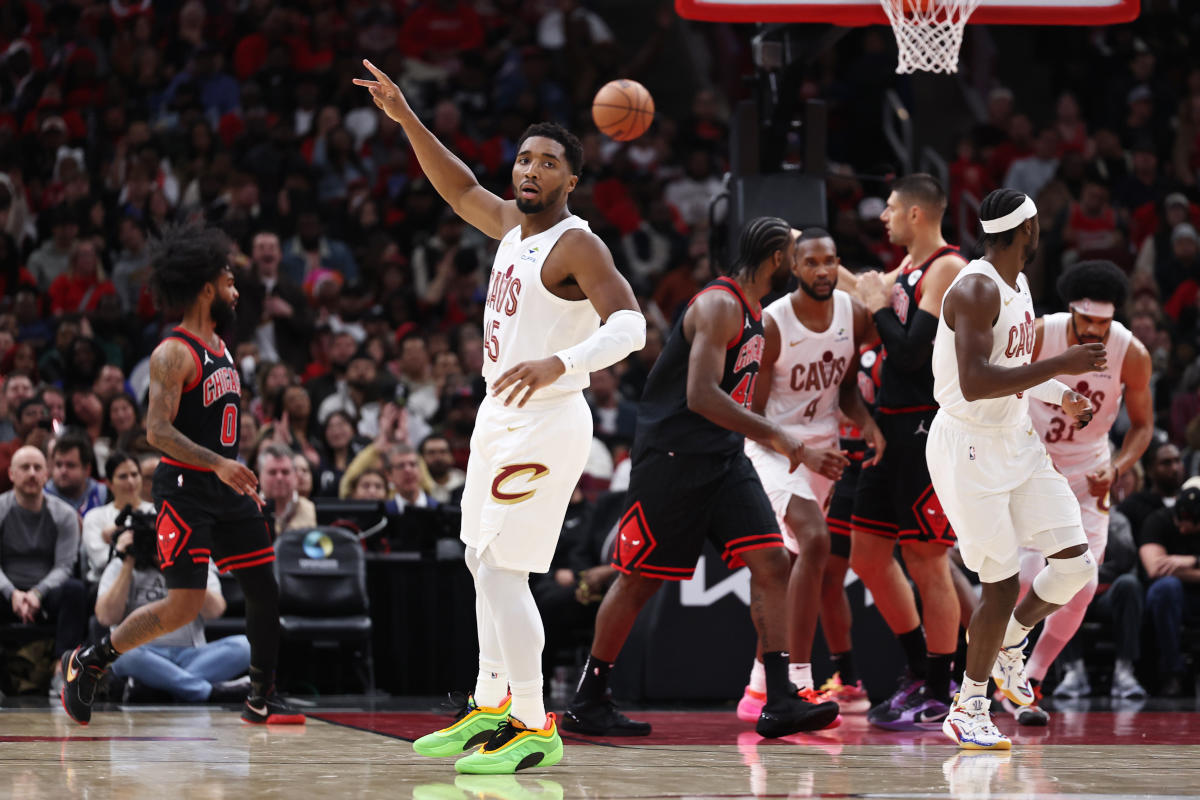 Donovan Mitchell leads Cavaliers past Bulls to keep undefeated 12-0 start intact