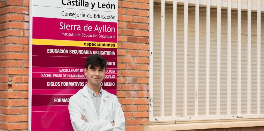 El joven aspirante a mejor profesor de España enamora a padres y alumnos con su forma de enseñar fuera de las aulas