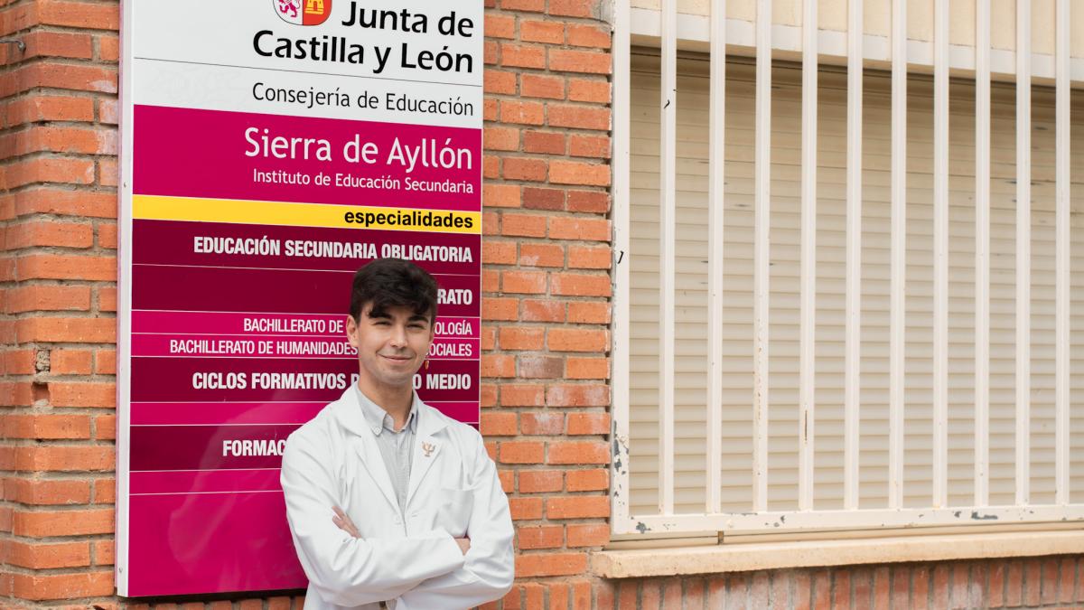 El joven aspirante a mejor profesor de España enamora a padres y alumnos con su forma de enseñar fuera de las aulas