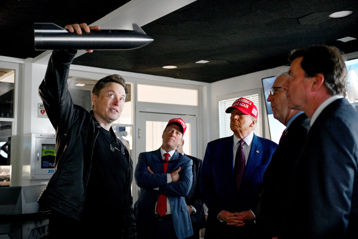 Elon Musk le enseña su cohete a Donald Trump