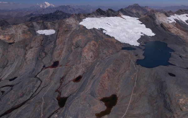 En Perú, los glaciares se derriten y algunos ríos se tiñen de rojo