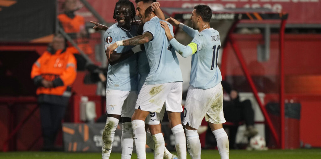 epa11681125 Players of Lazio celebrate the 0-1 goal during the UEFA Europa League soccer match between FC Twente and SS Lazio, in Enschede, the Netherlands, 24 October 2024. EPA-EFE/TOBIAS KLEUVER