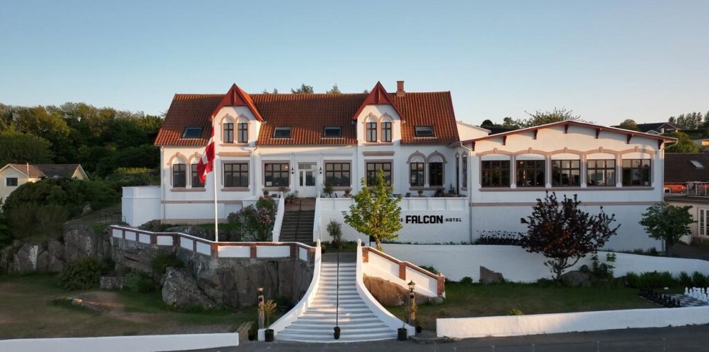 Falcon Hotel: Irgendwo zwischen Trutzburg und Kurhaus