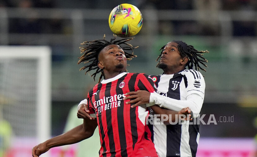 Winger AC Milan Samuel Chukwueze (kiri) dan pemain Juventus Samuel Mbangula berebut bola selama pertandingan sepak bola Serie A Liga Italia di Stadion San Siro, Milan, Italia, Ahad, 23 November 2024 dini hari WIB.