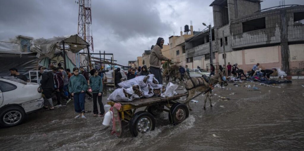 Gaza City suburb evacuated, spurs wave of displacement