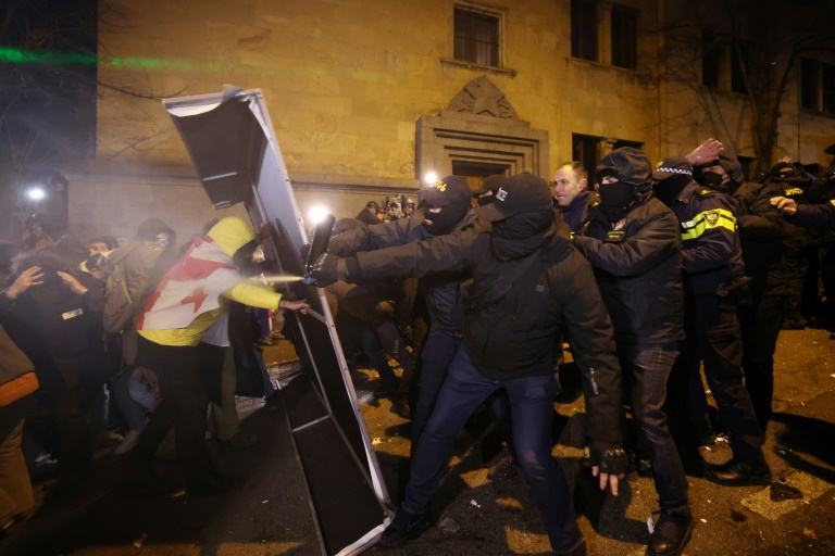 Georgian police stage new crackdown on pro-EU protestors