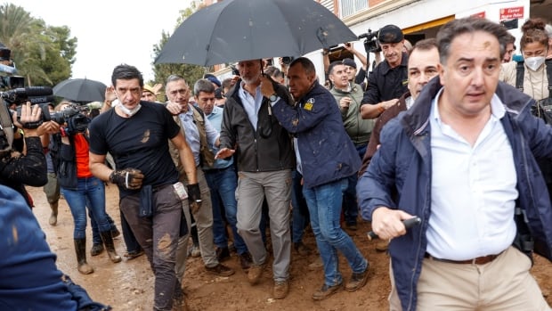 ‘Get out,’ Spain’s king told by protesters flinging mud at him and wife after devastating flood | CBC News