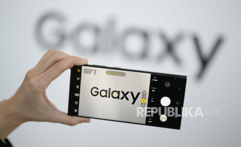 Seorang wanita mendemonstrasikan smartphone baru Samsung Galaxy S23 Ultra di Seoul, Korea Selatan, Senin, 30 Januari 2023.