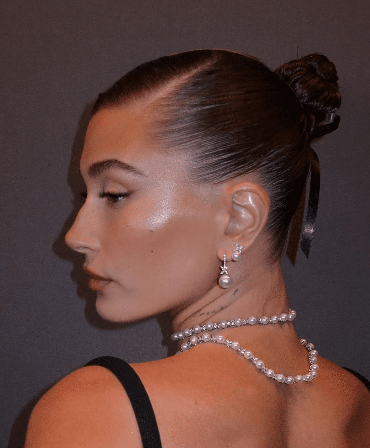 How to Master the Art of the Slicked-Back Bun in Minutes | The Express Tribune