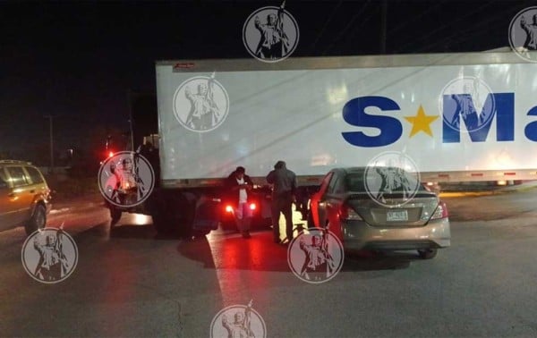 Impacta tráiler a vehículo mientras maniobraba para descargar mercancías