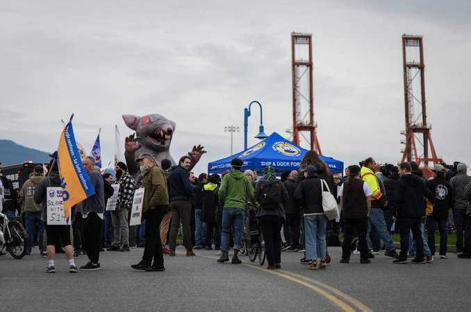 In the news today: Ottawa urges more talks in B.C. port dispute