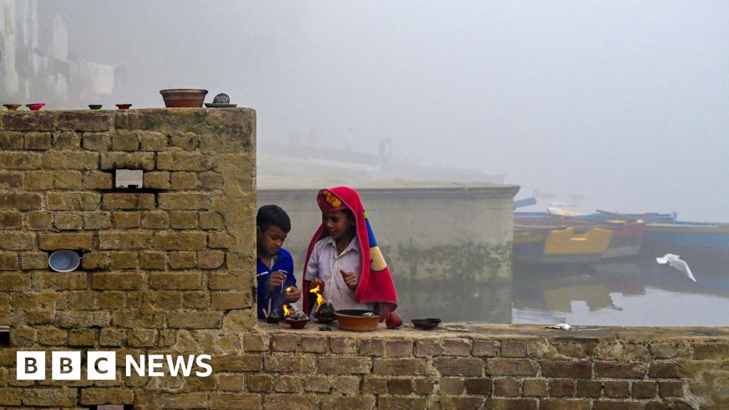 India: Delhi shuts primary schools as hazardous smog worsens