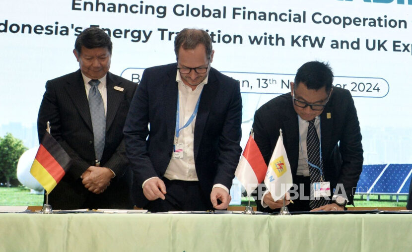 Signing MoU between PLN and KfW on green funding, at COP29, Baku, Azerbaijan, Wednesday (13/11/2024).