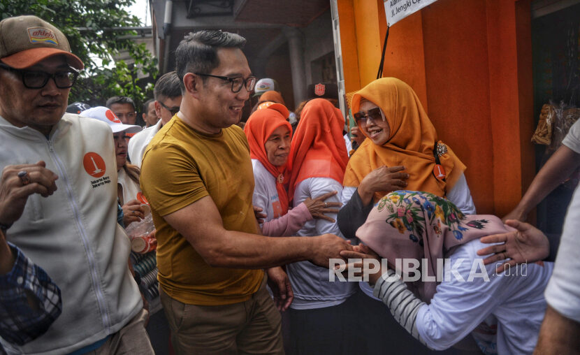 Calon Gubernur DKI Jakarta nomor urut 1 Ridwan Kamil (RK) menyalami warga Jakarta.