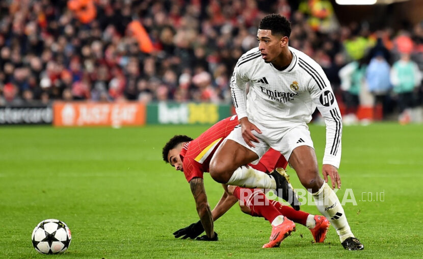 Gelandang serang Real Madrid Jude Bellingham (kanan) beraksi saat menghadapi Liverpool di Liga Champions.