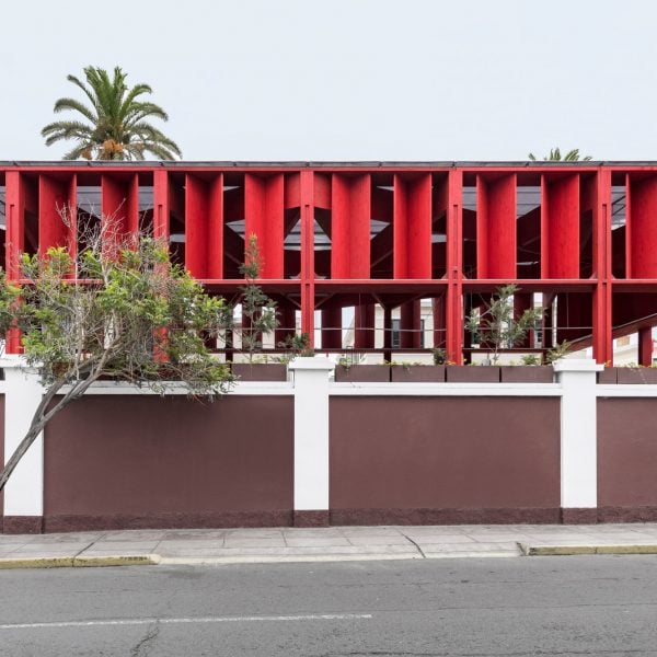 K+M Arquitectura y Urbanismo slots red pergola behind cultural association