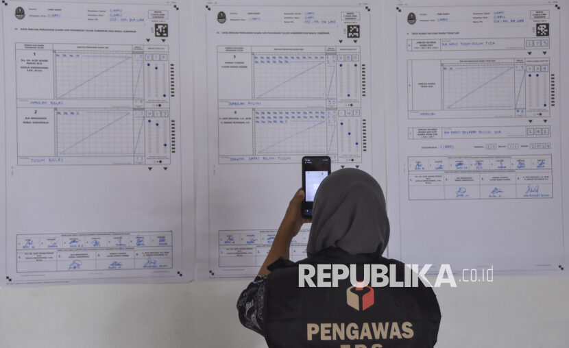 Pengawas TPS memindai formulir C hasil penghitungan suara pemilihan Gubernur Jawa Barat di TPS 25 Keraton Selagangga, Kabupaten Ciamis, Jawa Barat, Rabu (27/11/2024). KPU Jawa Barat menerapkan penggunaan sistem informasi rekapitulasi suara sirekap mobile, website dan offline pada Pilkada serentak 2024  untuk mempermudah rekapitulasi penghitungan suara di tingkat provinsi dan kabupaten/kota.