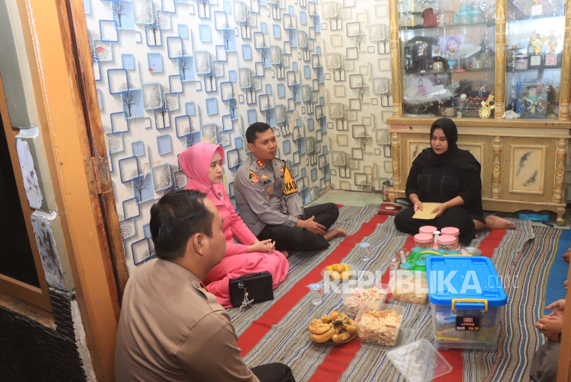 Kapolres Indramayu Takziah ke Rumah Duka Petugas Pamsung Pilkada 2024 |Republika Online