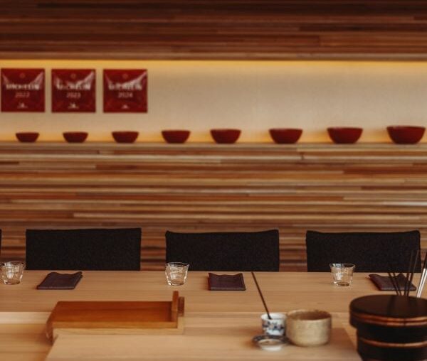 Kengo Kuma designs London sushi restaurant with undulating wooden bench