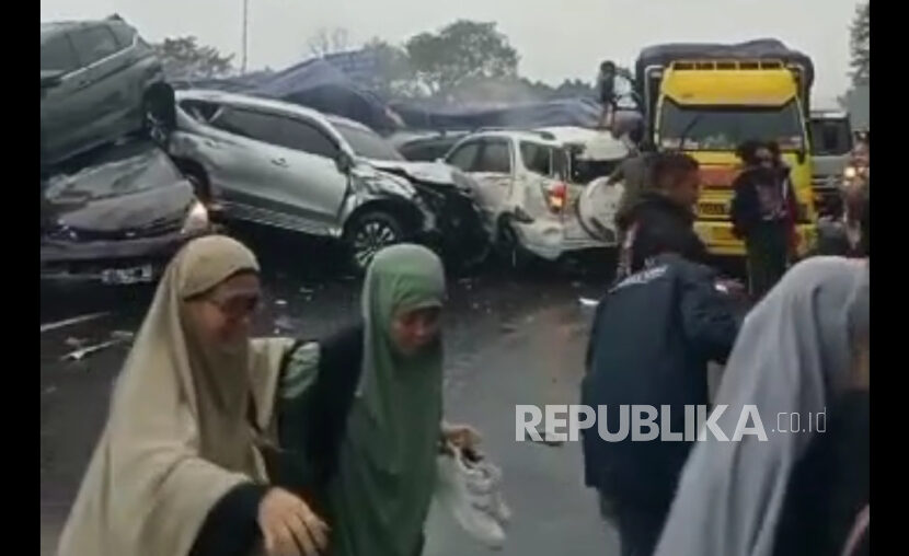 Kecelakaan beruntun melibatkan truk pengangkut kardus dengan beberapa mobil terjadi di kilometer 92 ruas Tol Cipularang arah Jakarta, Senin (11/11/2024) sore.