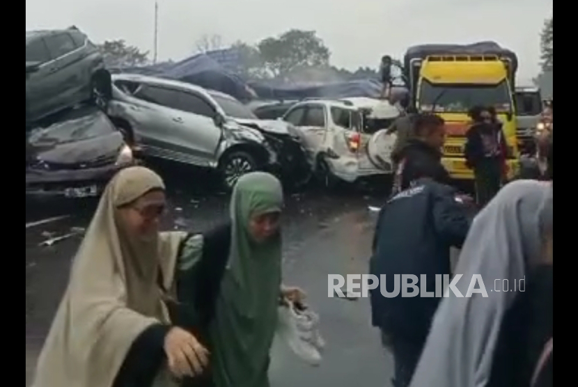 Kesaksian Korban Tabrakan Beruntun Tol Cipularang, Merangkak Keluar dari Mobil |Republika Online