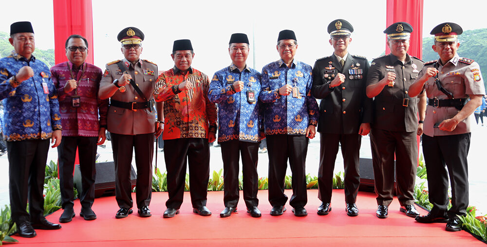 Ketua DPRD DKI Jakarta Khoirudin menghadiri upacara Peringatan Hari Pahlawan Tahun 2024 bersama Penjabat (Pj) Gubernur DKI Jakarta Teguh Setyabudi dan jajaran ASN Pemprov di Plaza Selatan Monas, Jakarta Pusat, pada Ahad (10/11/2024).