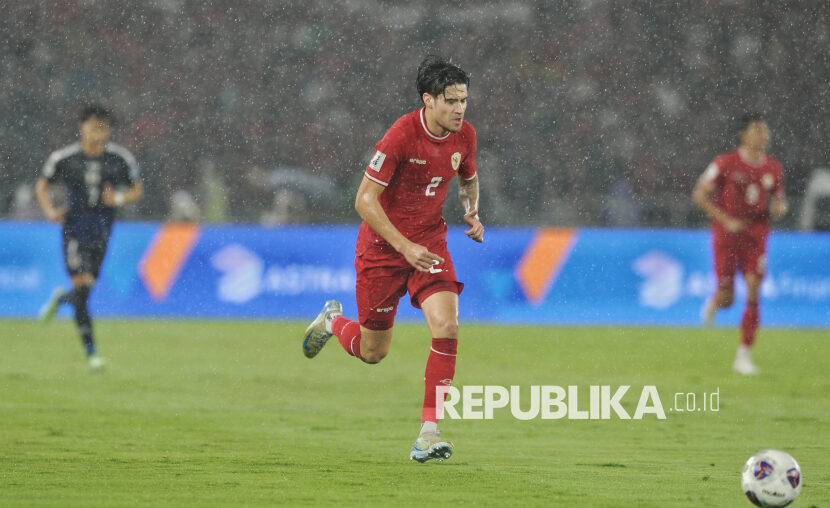 Pemain timnas Indonesia Kevin Diks menggiring bola saat bertanding pada babak ketiga Kualifikasi Piala Dunia 2026 Grup C melawan Jepang di SUGBK, Jakarta, Jumat (15/11/2024).