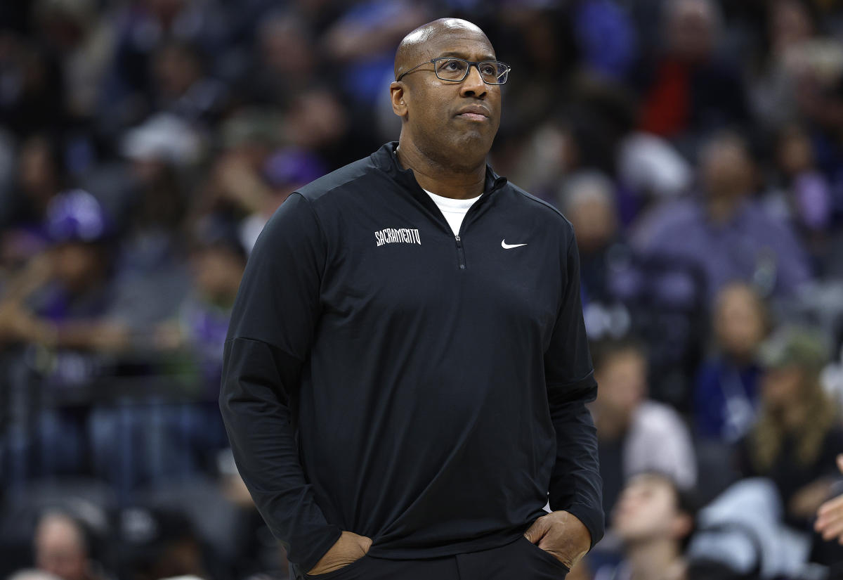 Kings coach Mike Brown fined $35K for ‘aggressively pursuing’ official in loss to Nets