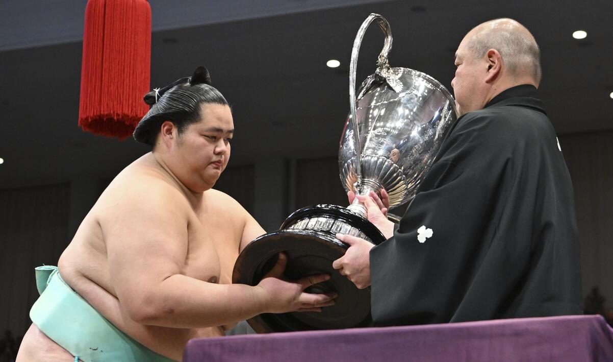 Kotozakura Captures 1st Emperor’s Cup After Swatting Down Hoshoryu at the Kyushu Basho | JAPAN Forward