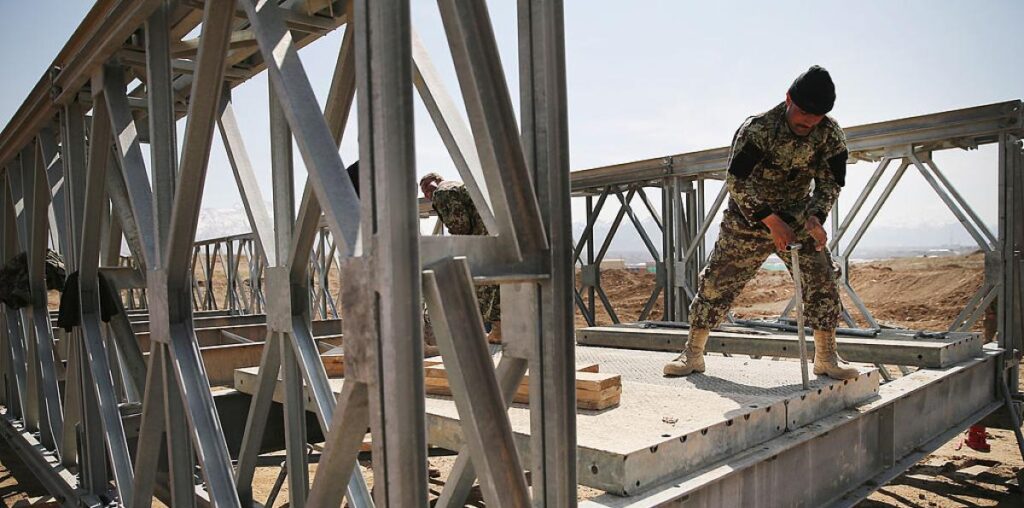 La UME sale al rescate de Valencia con los puente Mabey: montados en tres días y soportan 80 toneladas