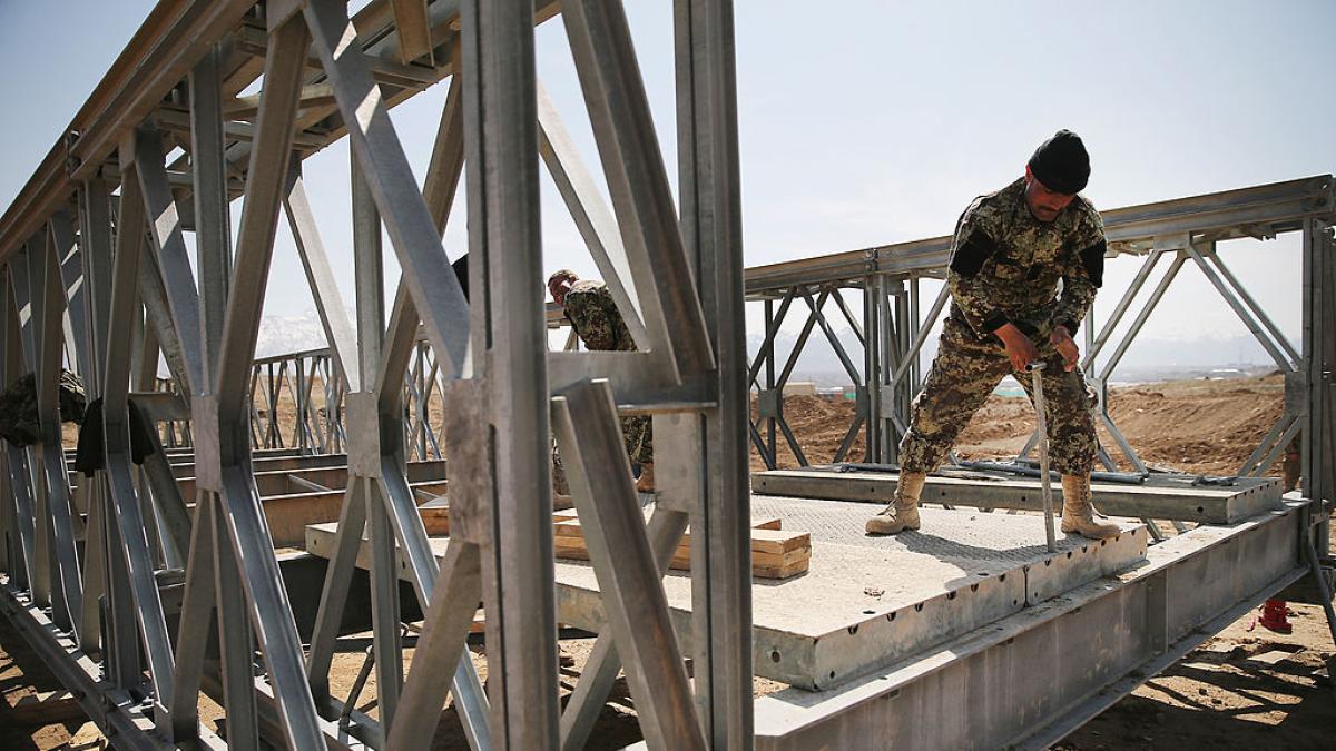 La UME sale al rescate de Valencia con los puente Mabey: montados en tres días y soportan 80 toneladas