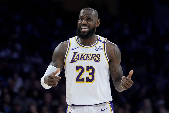 LeBron James gets 2nd straight triple-double as Lakers dunk Raptors 123-103