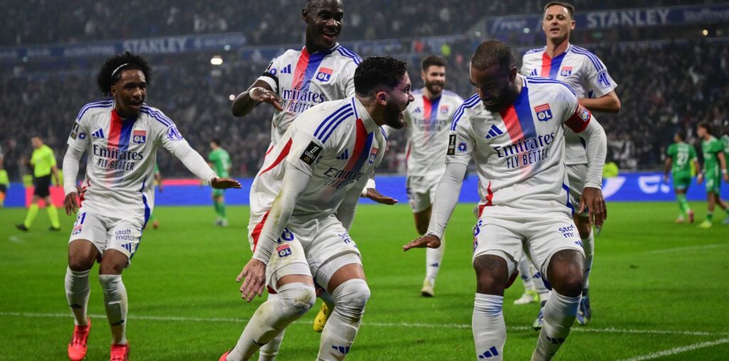 Ligue 1 : Lyon maîtrise Saint-Etienne dans le derby et fait un bond au classement