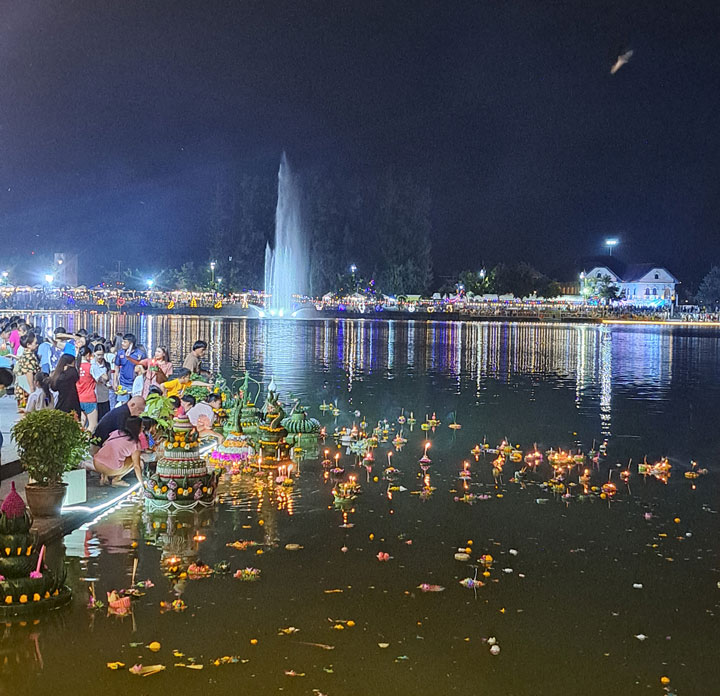 Loy Krathong, als Thailand de liefde viert op de scheidslijn van water en land