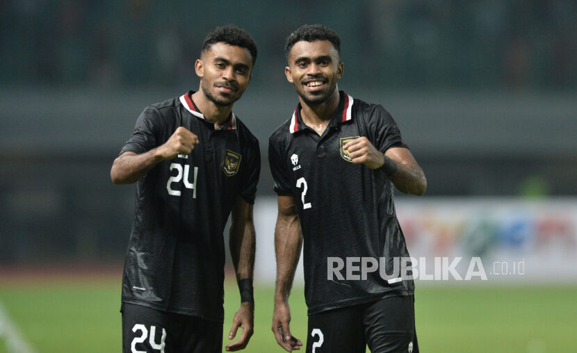 Pemain timnas Indonesia Yakob Sayuri (kanan) dan Yance Sayuri berpose seusai aga Fifa Match Day melawan Burundi di Stadion Patriot Candrabhaga, Bekasi, Jawa Barat, Selasa (28/3/2023).