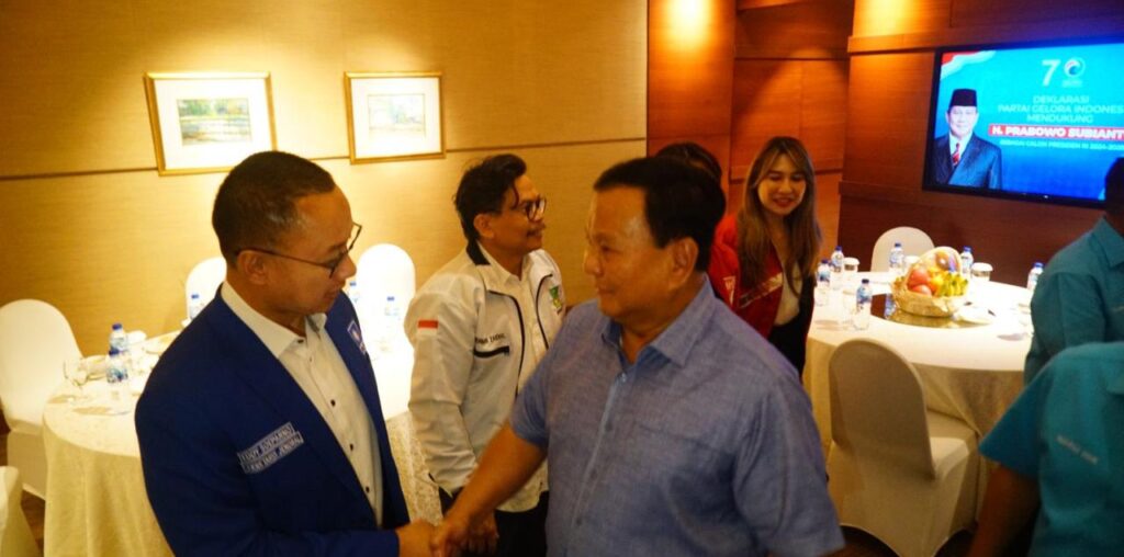 Wakil Ketua MPR, Eddy Soeparno, setuju jika kakek Prabowo Subianto, RM Margono Djojohadikusumo dianugerahi gelar Pahlawan Nasional. Foto ilustrasi Eddy Soeparno berjabat tangan dengan Prabowo Subianto.