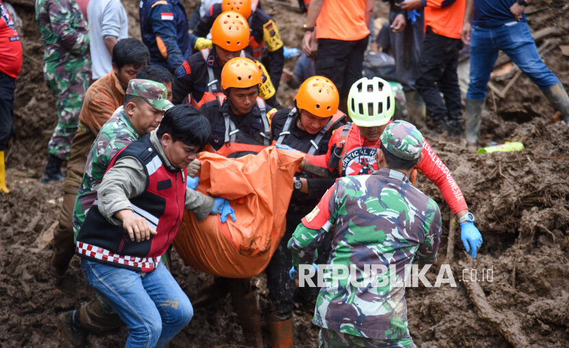 Melihat Proses Evakuasi Korban Tanah Longsor di Karo |Republika Online