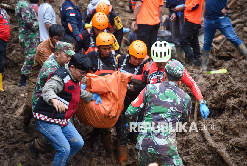 Melihat Proses Evakuasi Korban Tanah Longsor di Karo |Republika Online