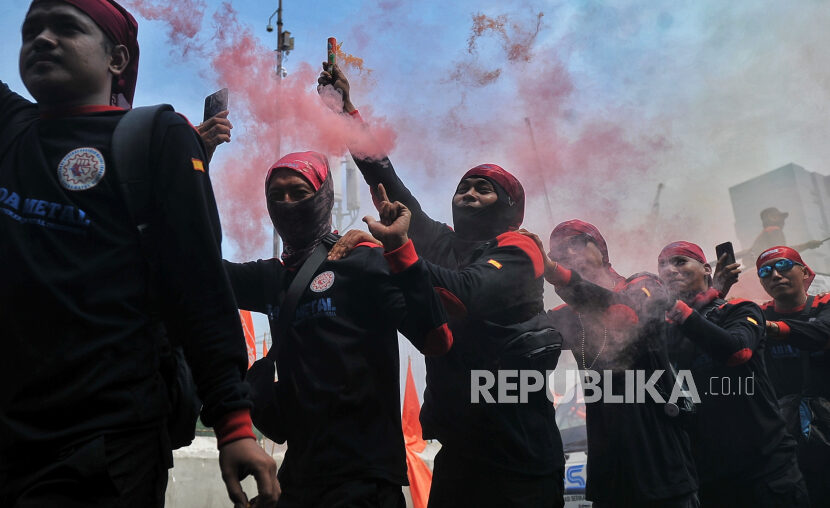 Sejumlah buruh mengikuti unjuk rasa di kawasan Patung Kuda, Jakarta, Kamis (24/10/2024).