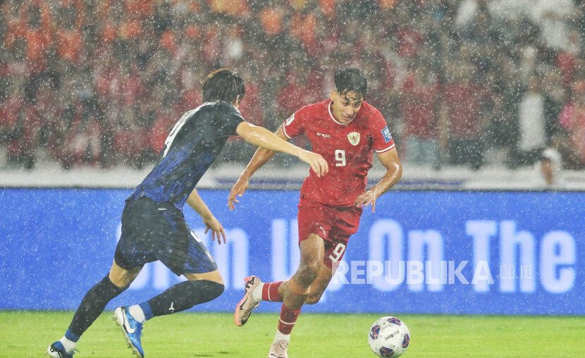 Pemain timnas Indonesia Rafael Struick berebut bola dengan pemain timnas Jepang saat bertanding pada babak ketiga Kualifikasi Piala Dunia 2026 Grup C di Stadion Utama Gelora Bung Karno (SUGBK), Jakarta, Jumat (15/11/2024).