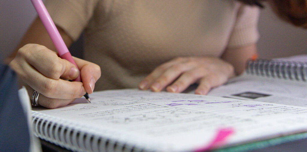 Mulheres dominam redações com nota mil no Enem