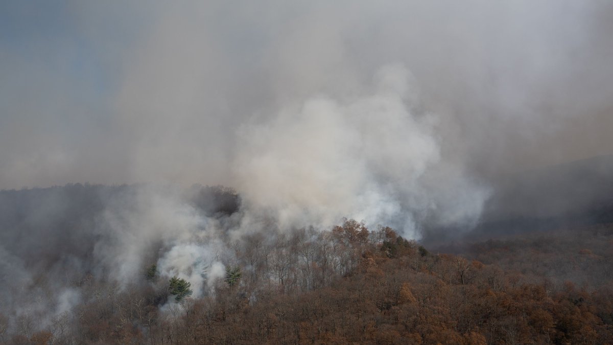 NJ fire spreads into NY, where forest ranger dies fighting blaze