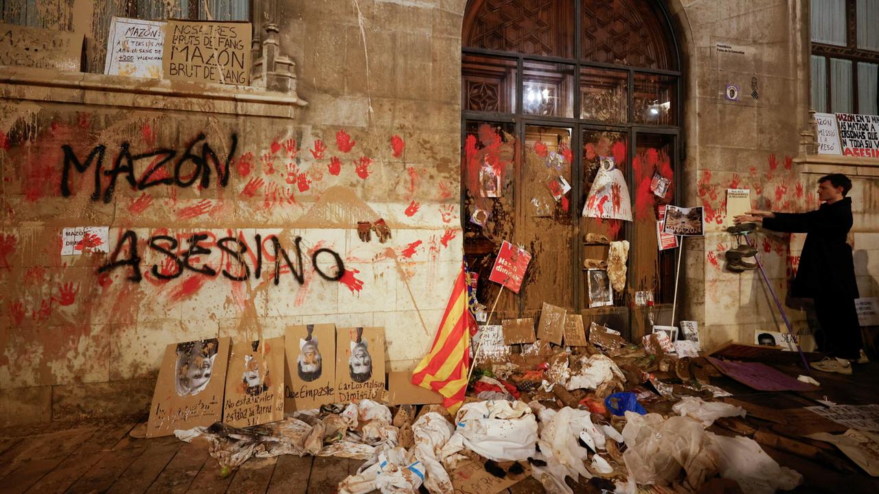 Nach der Flutkatastrophe protestieren Zehntausende in Valencia