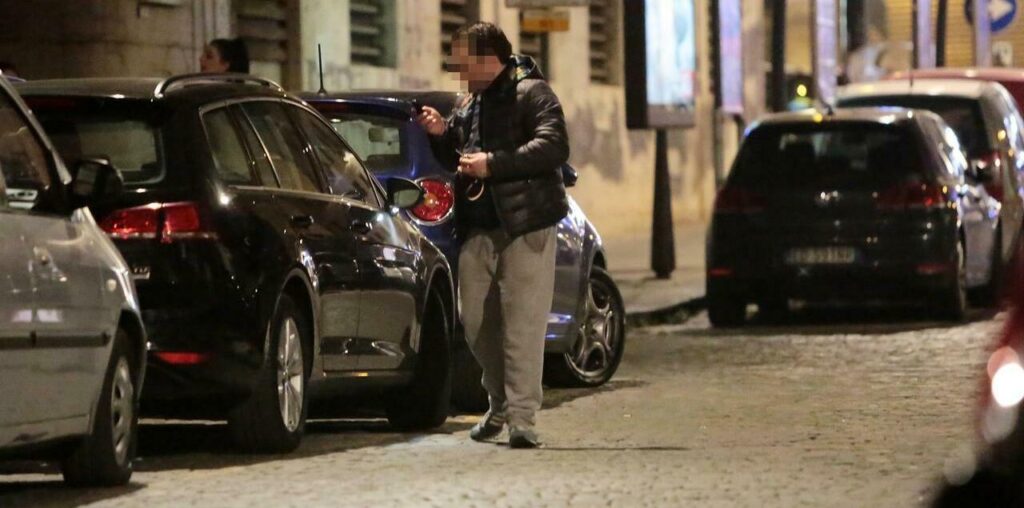 Napoli, parcheggiatore abusivo arrestato: aveva minacciato di morte un automobilista