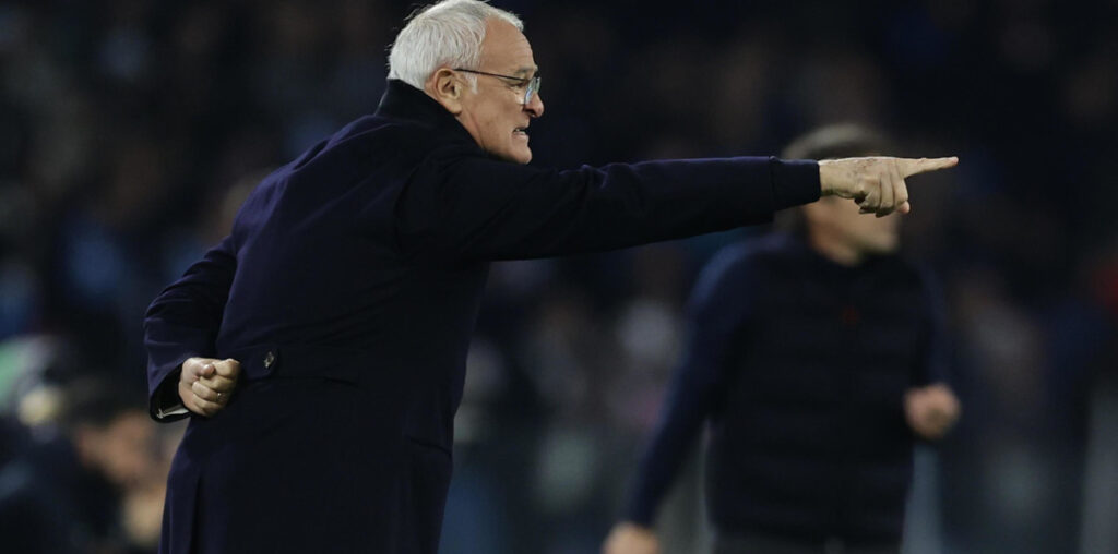 epa11738808 Romas head coach Claudio Ranieri gives instructions to his players during the Italian Serie A soccer match SSC Napoli vs AS Roma at Diego Armando Maradona stadium in Naples, Italy, 24 November 2024. EPA-EFE/CESARE ABBATE