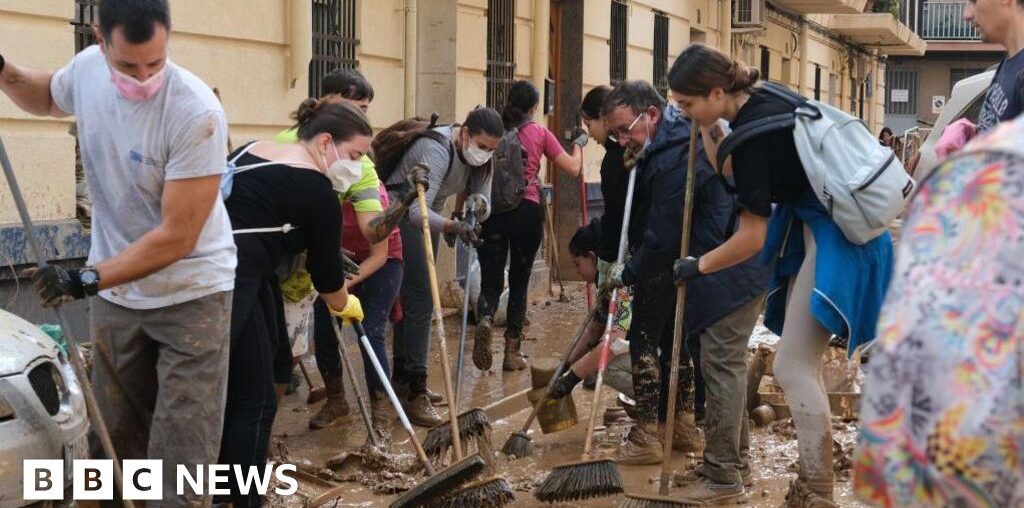 'Outpouring of unity in Spain as anger grows over slow response to floods'