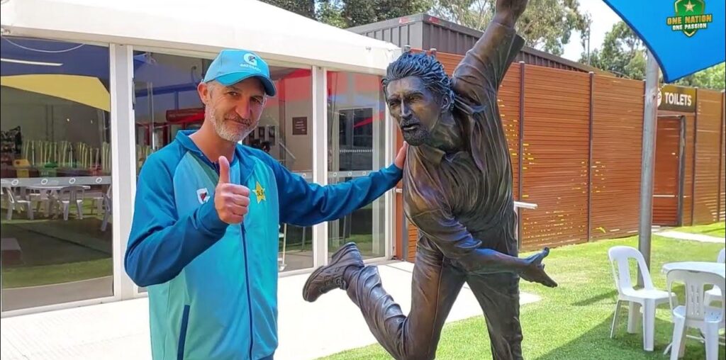 Pakistan Head Coach Jason Gillespie with his statue at the Adelaide Oval | PCB | MA2A