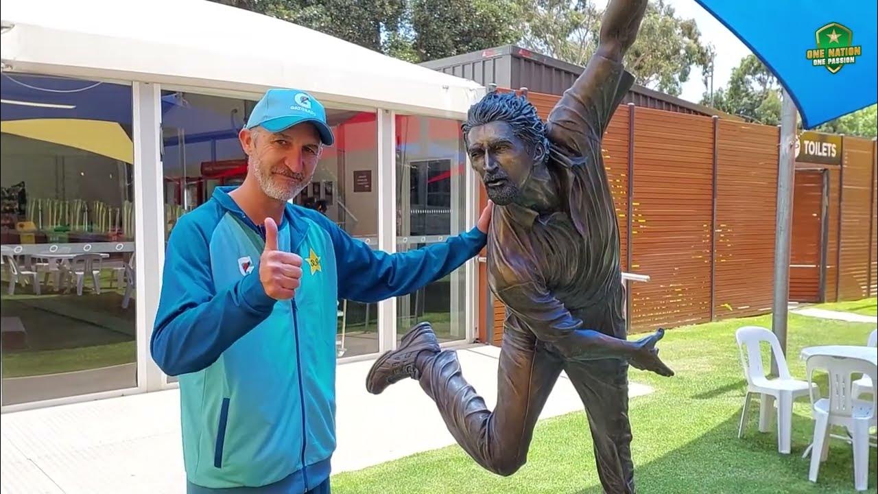 Pakistan Head Coach Jason Gillespie with his statue at the Adelaide Oval | PCB | MA2A