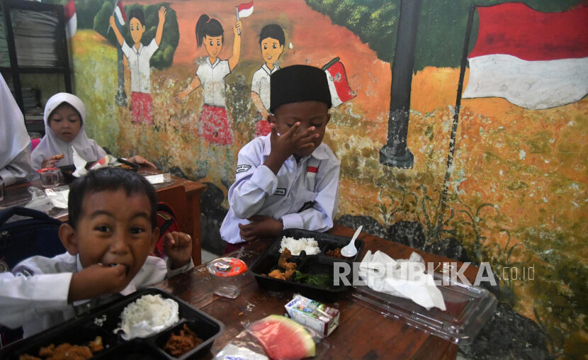 Sejumlah siswa makan bergizi gratis di SDN Kebon Kopi, Kota Bogor, Jawa Barat, Jumat (25/10/2024). Polresta Bogor Kota bersama Kodim 0606 Kota Bogor membagikan 243 paket makan bergizi gratis untuk siswa kelas 1 hingga 6 di SD tersebut bertujuan untuk menekan angka stunting sekaligus upaya mendukung program pemerintah untuk mencerdaskan generasi penerus bangsa.